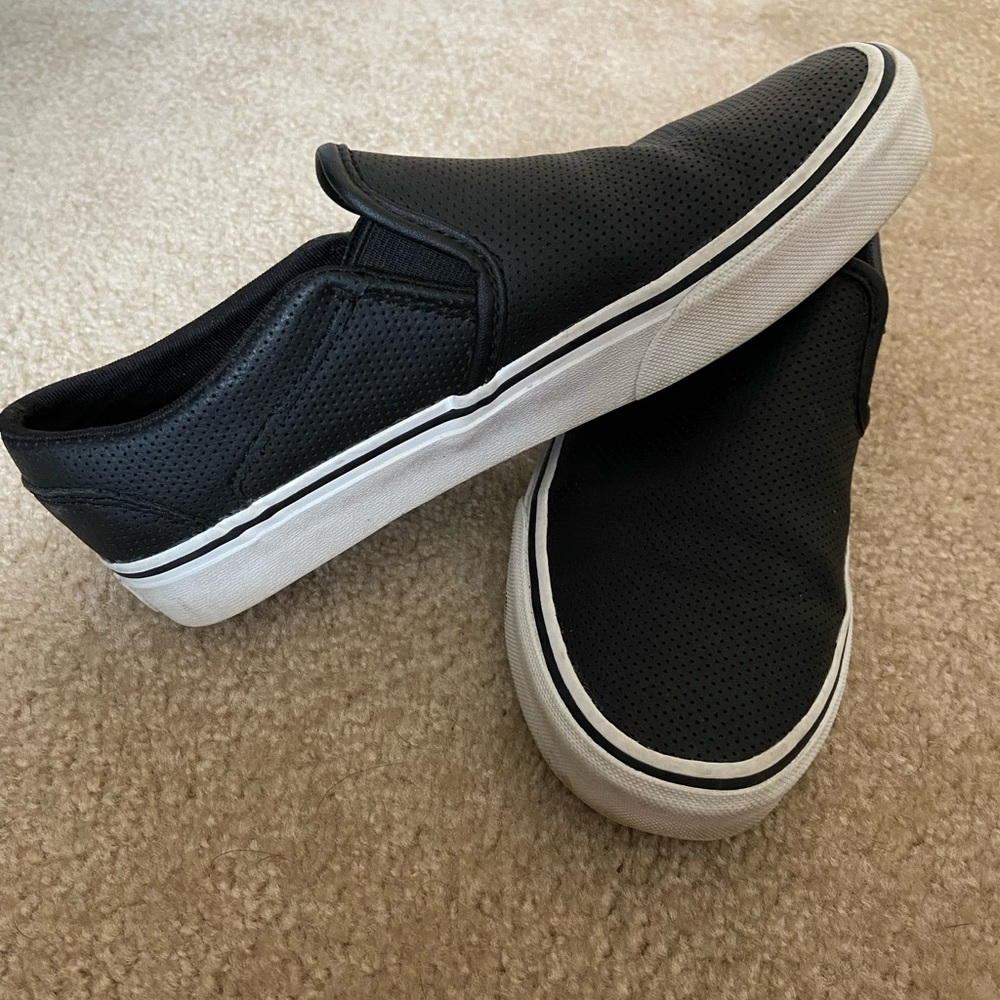 VANS WOMENS ASHER SLIP ON SNEAKER - BLACK